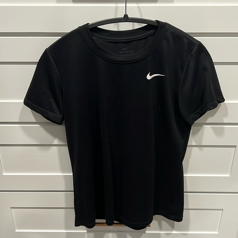 Like new women’s short sleeve Nike drifit shirt
